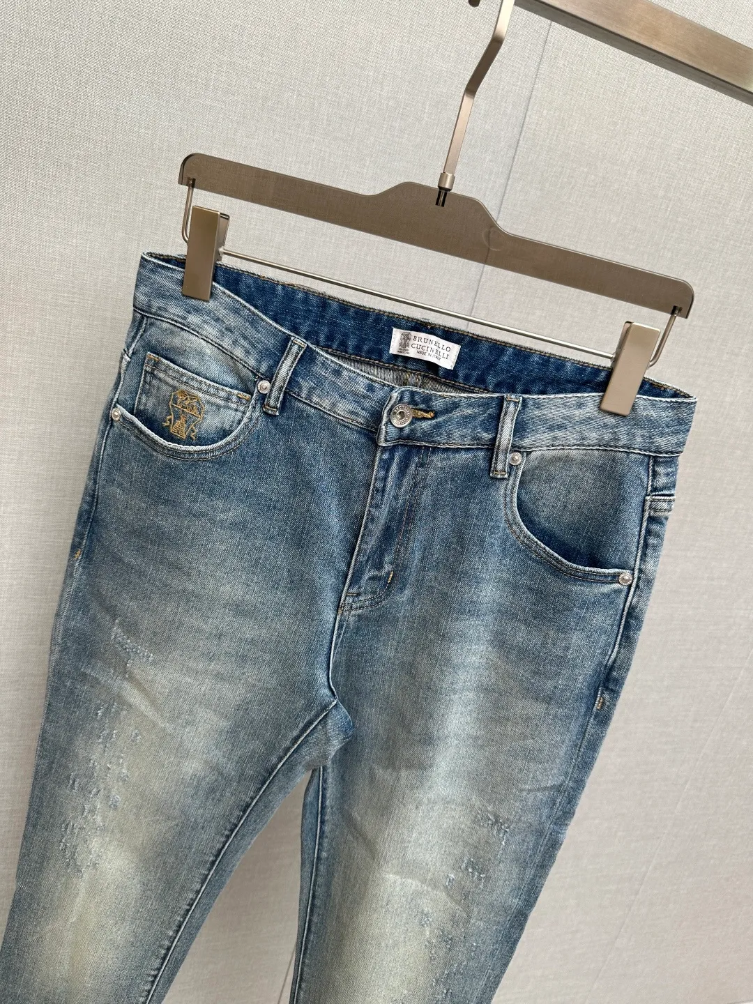 BC’s official website counters are available at the same time. Original, very stylish jeans. Customized original washed denim fabric, unique design, top-notch printing technology letter pattern logo, original hardware accessories decoration. An extremely outstanding pair of jeans. The materials and craftsmanship are extremely luxurious and exquisite. The grade is extremely high. The upper body is handsome and stylish. Recommended👍, Sizes: 29-38